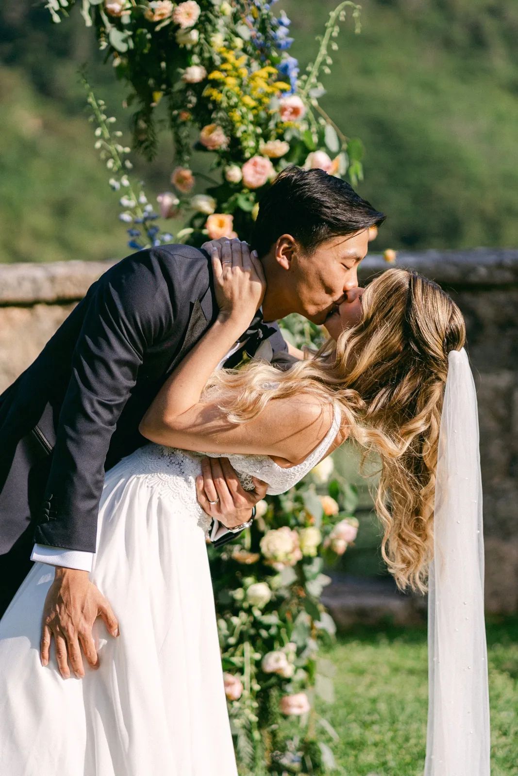 Il bacio di Julie e King a fine cerimonia