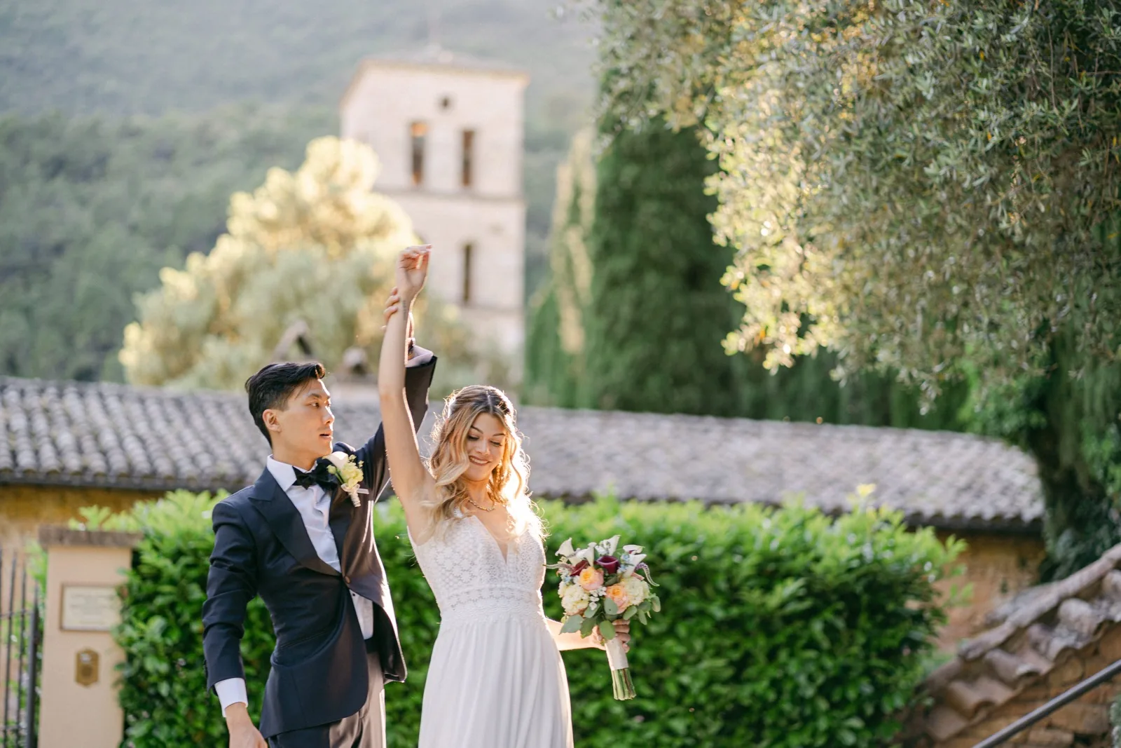 Julie e King festeggiano davanti al campanile dell’Abbazia San Pietro in Valle