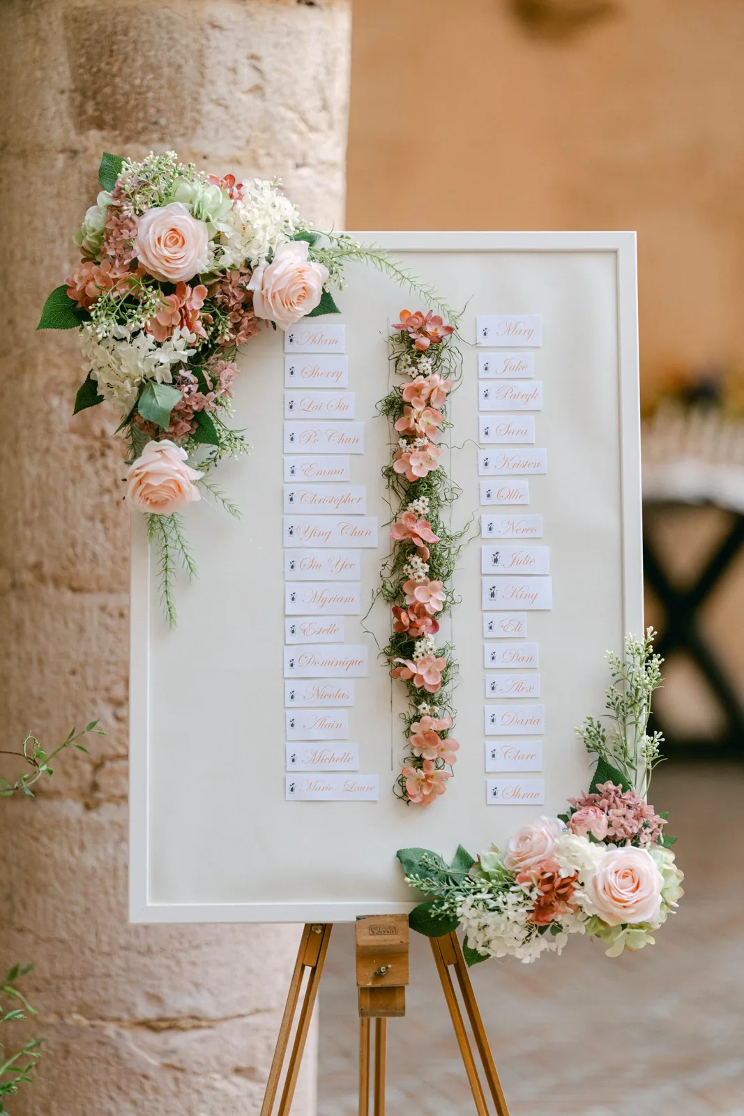 Il tableau de mariage decorato con i fiori, sotto il portico