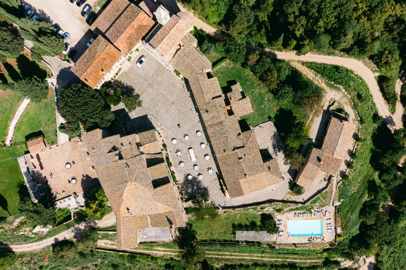 Veduta aerea del borgo del Castello di Titignano di giorno