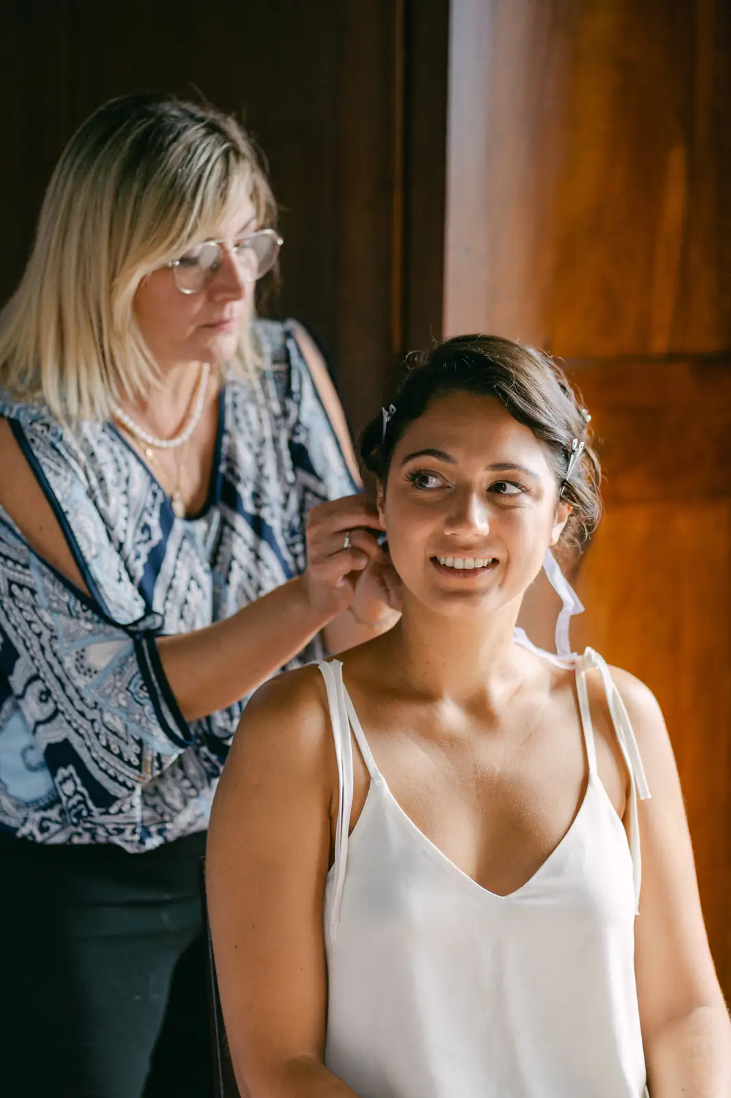 La sposa durante i preparativi mentre indossa gli orecchini