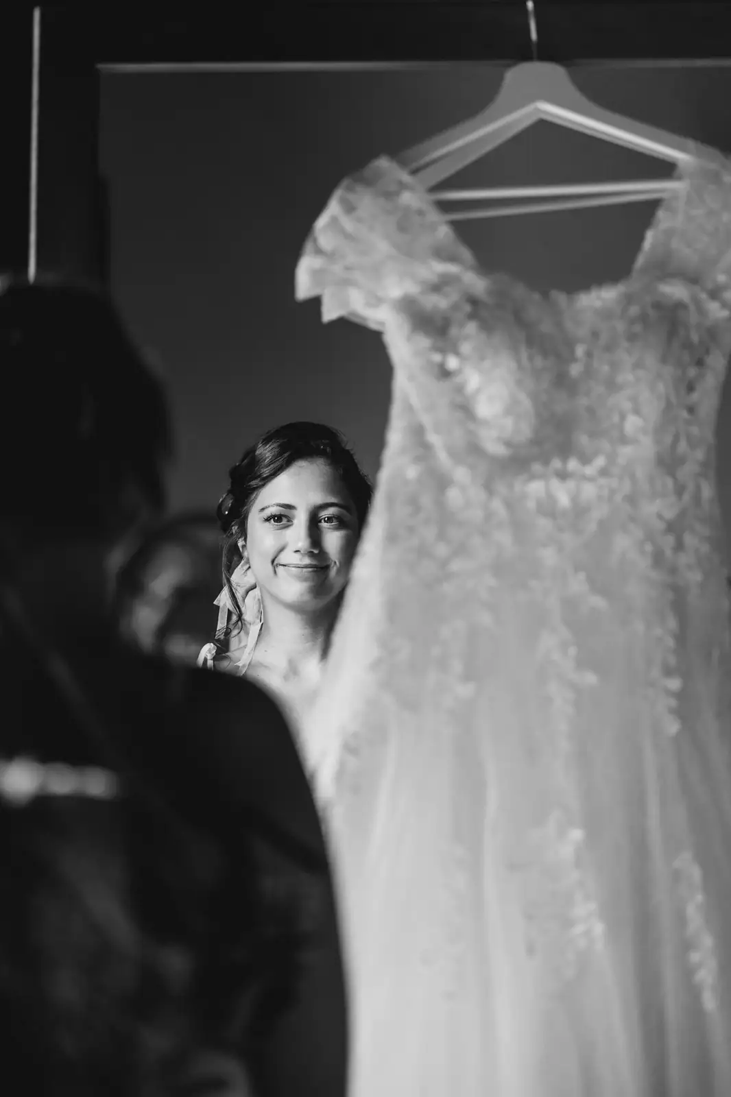 La sposa e l'abito riflessi allo specchio, in bianco e nero
