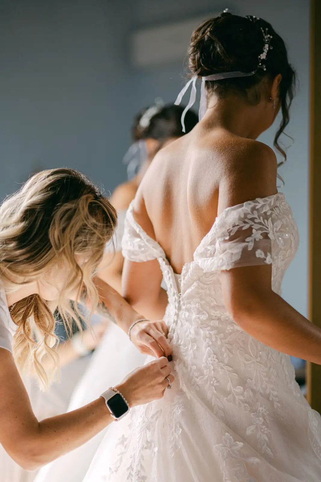 Dettaglio dell'abito da sposa con le spalle scoperte