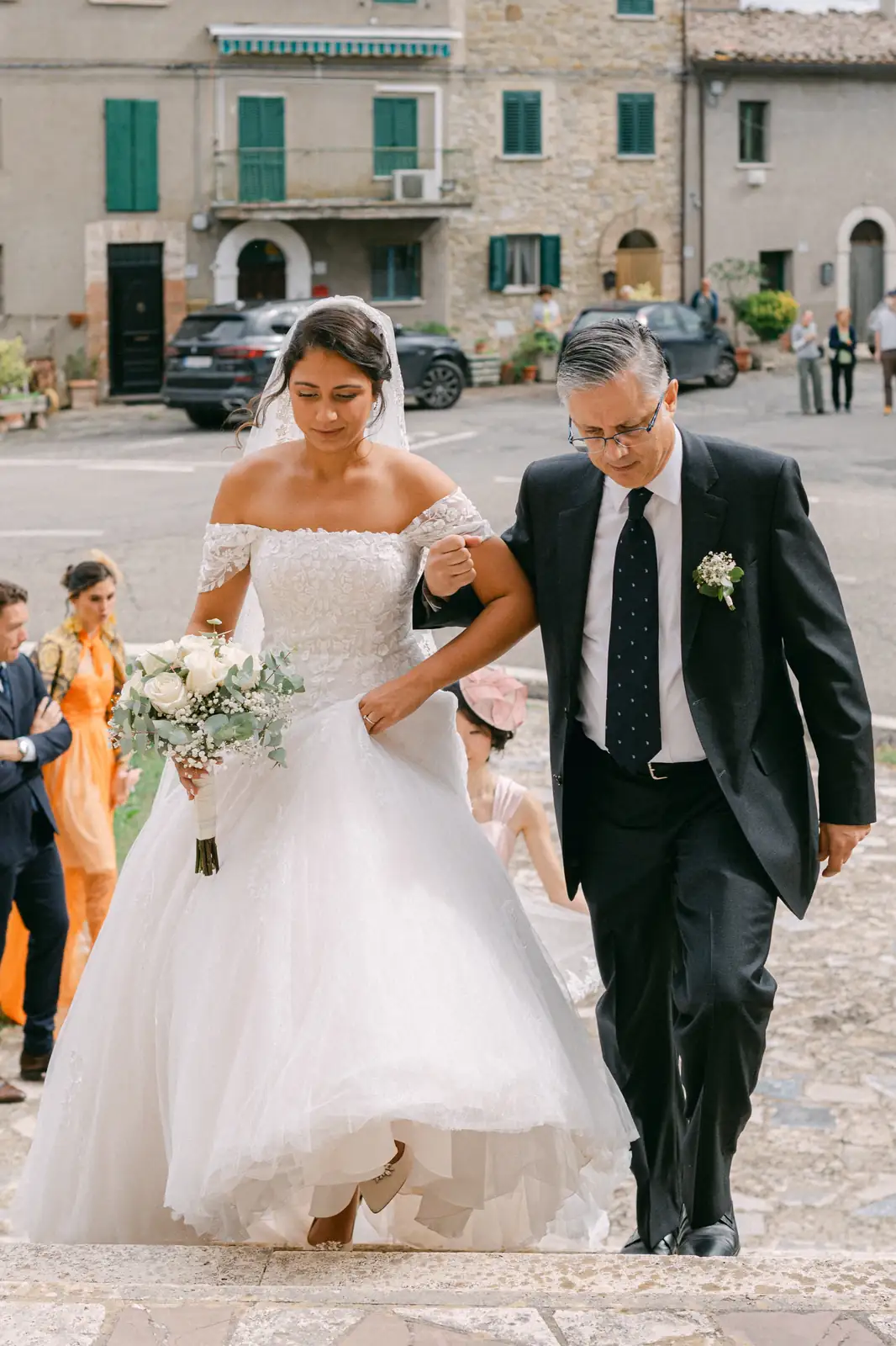 L'arrivo della sposa accompagnata dal padre verso la chiesa