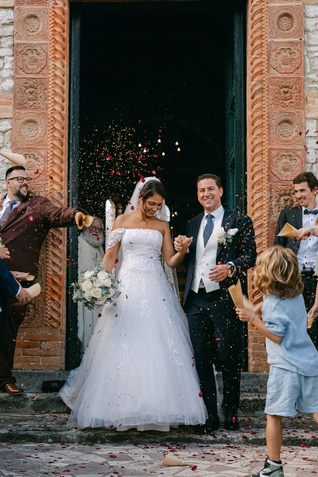 Coriandoli e invitati festanti all'uscita dalla chiesa