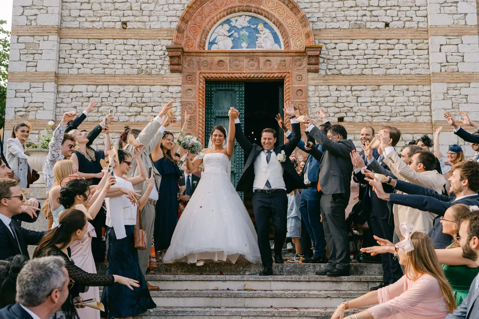 Il lancio dei coriandoli sui gradini della chiesa