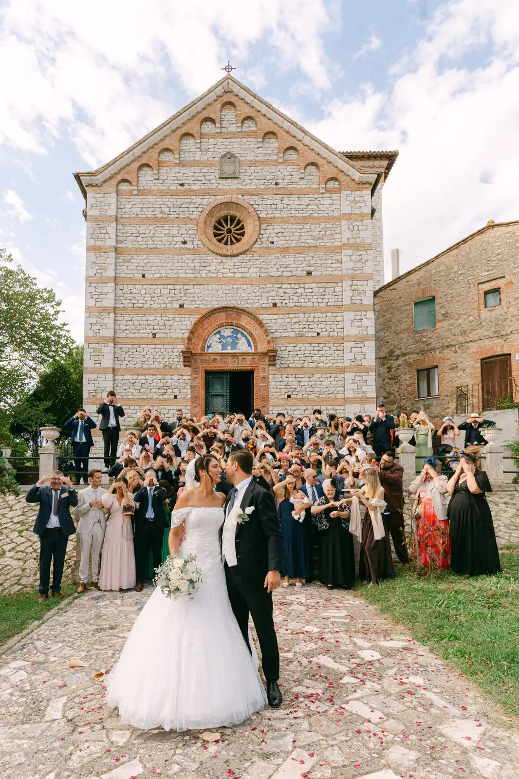 La chiesa di San Leonardo di Prodo con tutti gli invitati