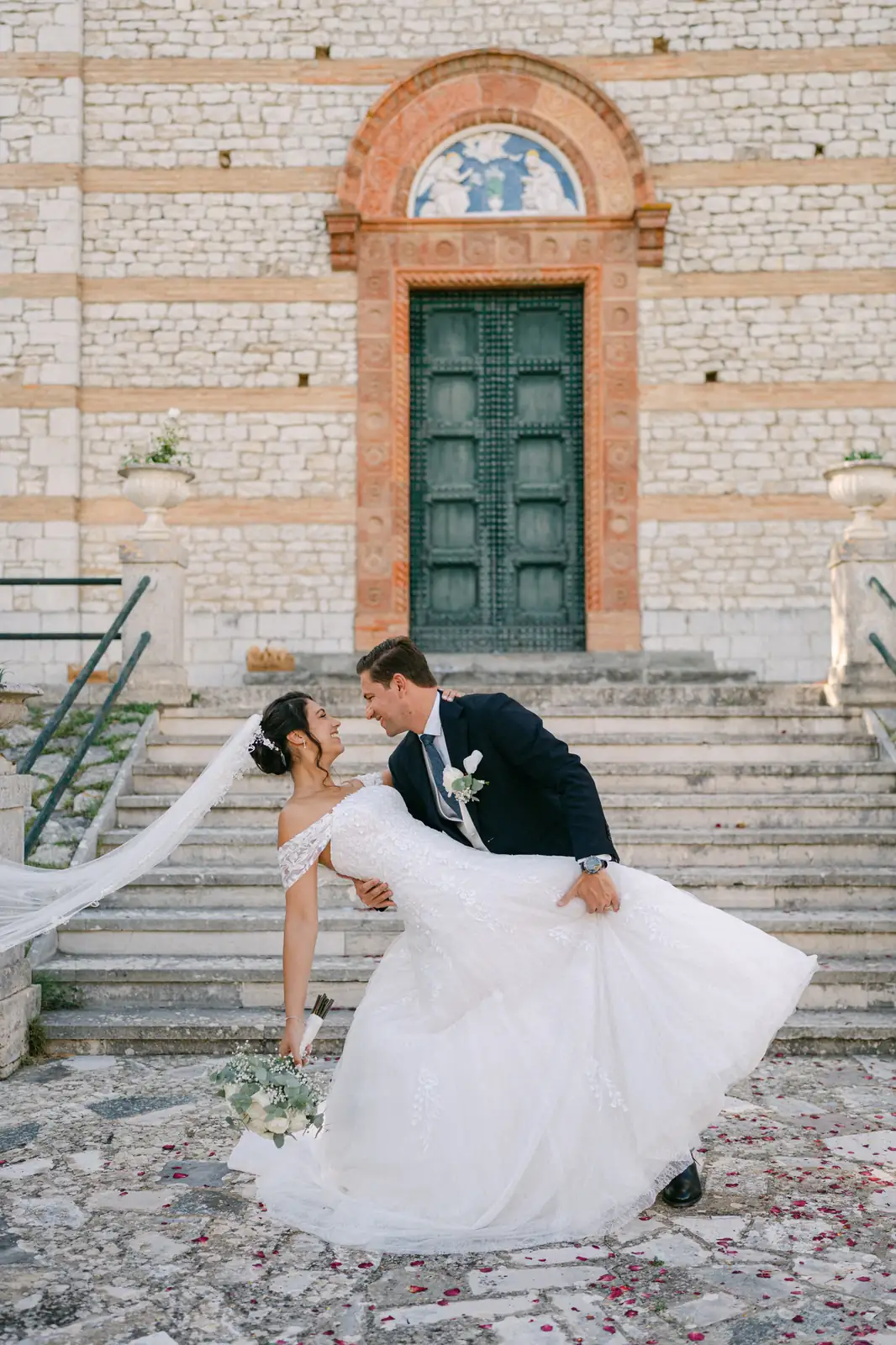 Gli sposi davanti al portale della chiesa di campagna