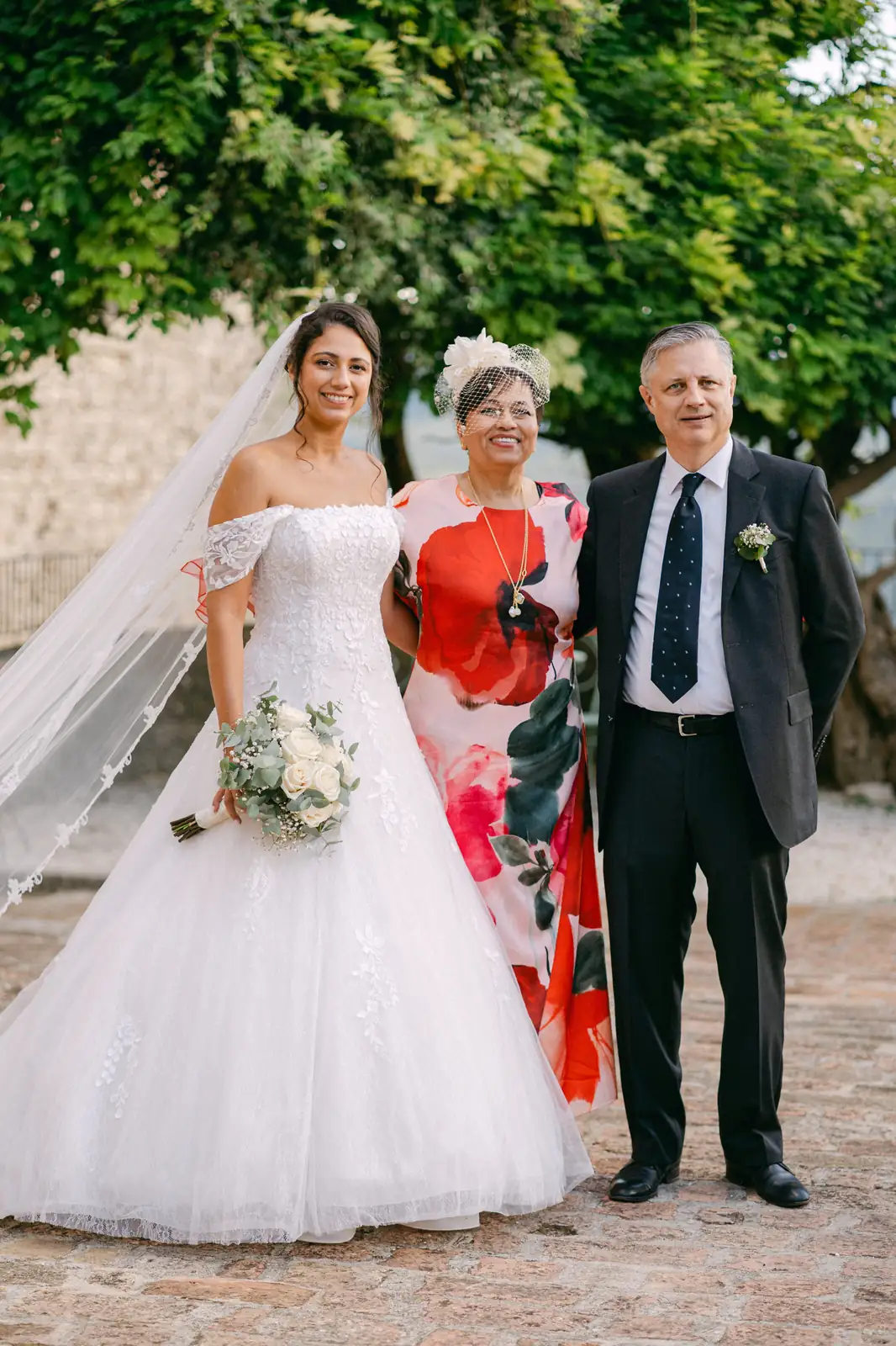 Gli sposi con la famiglia dopo la cerimonia
