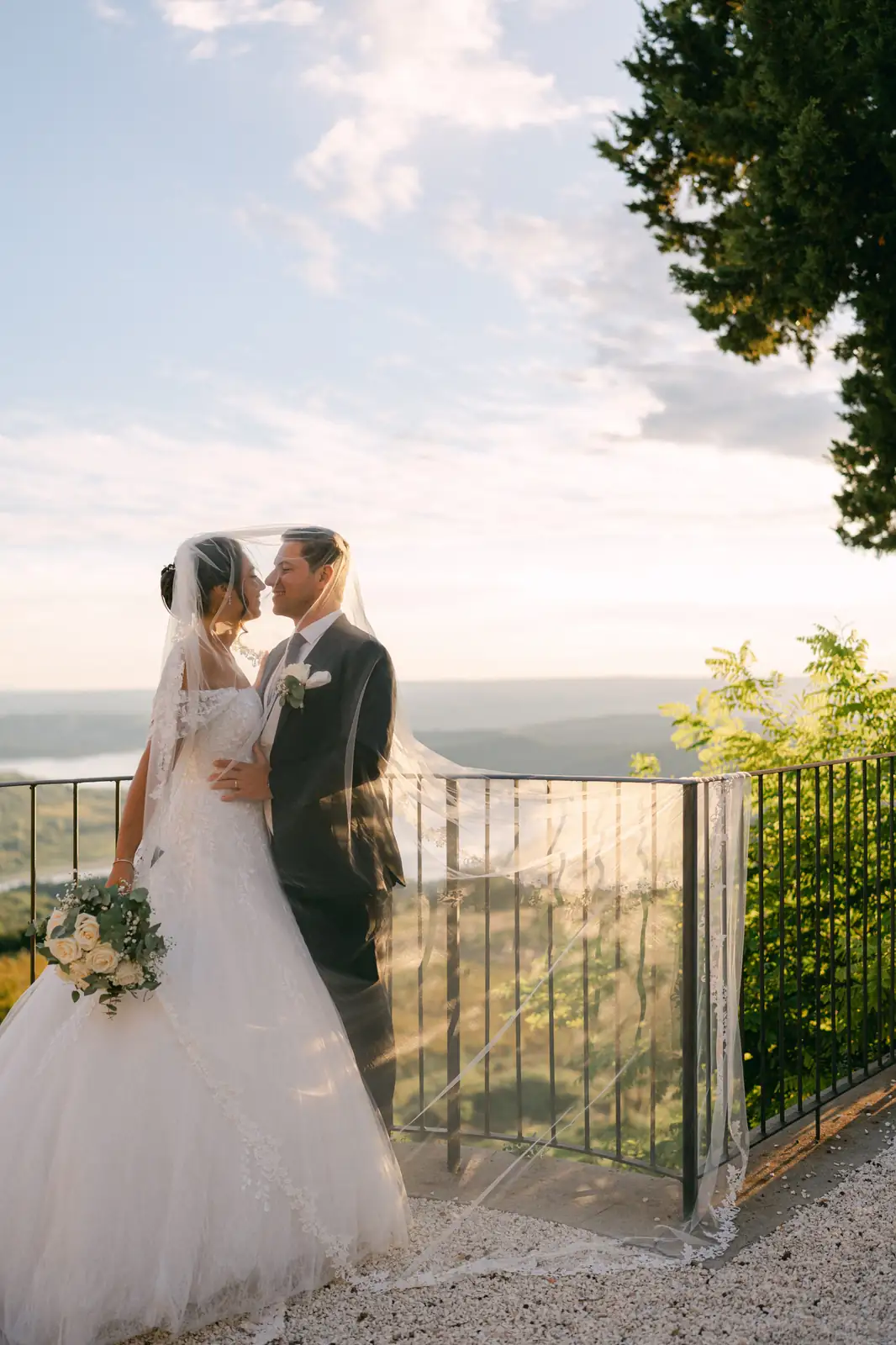 Il bacio degli sposi al belvedere sul lago di Corbara
