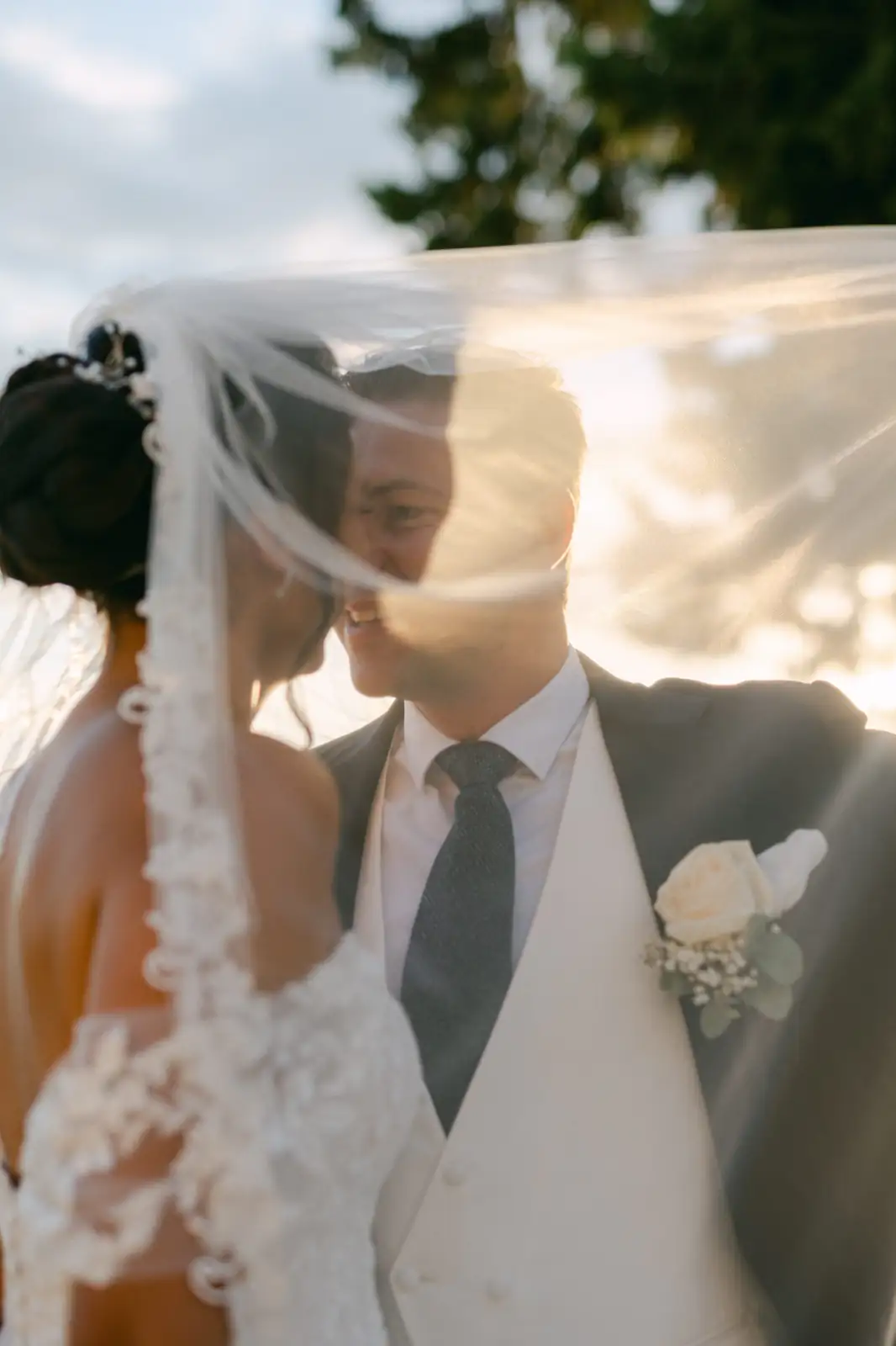 Ritratto della sposa con il velo nella luce dorata