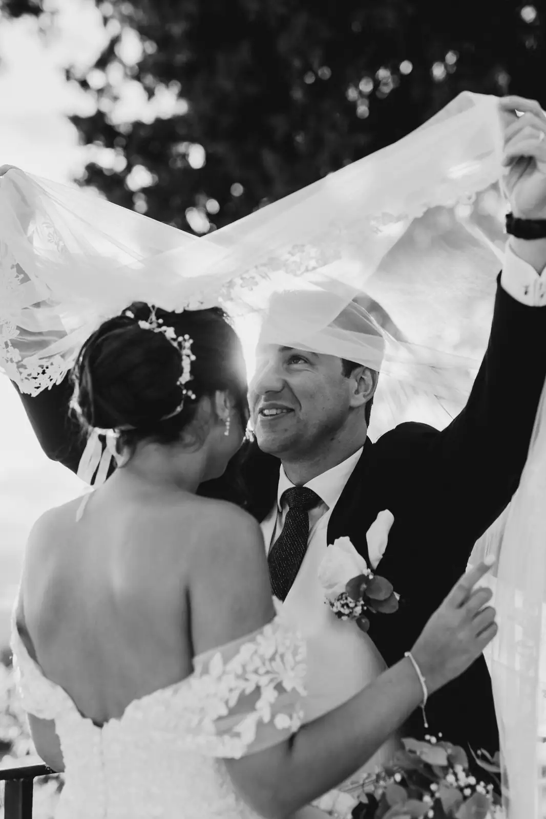 Il bacio degli sposi sotto il velo, in bianco e nero