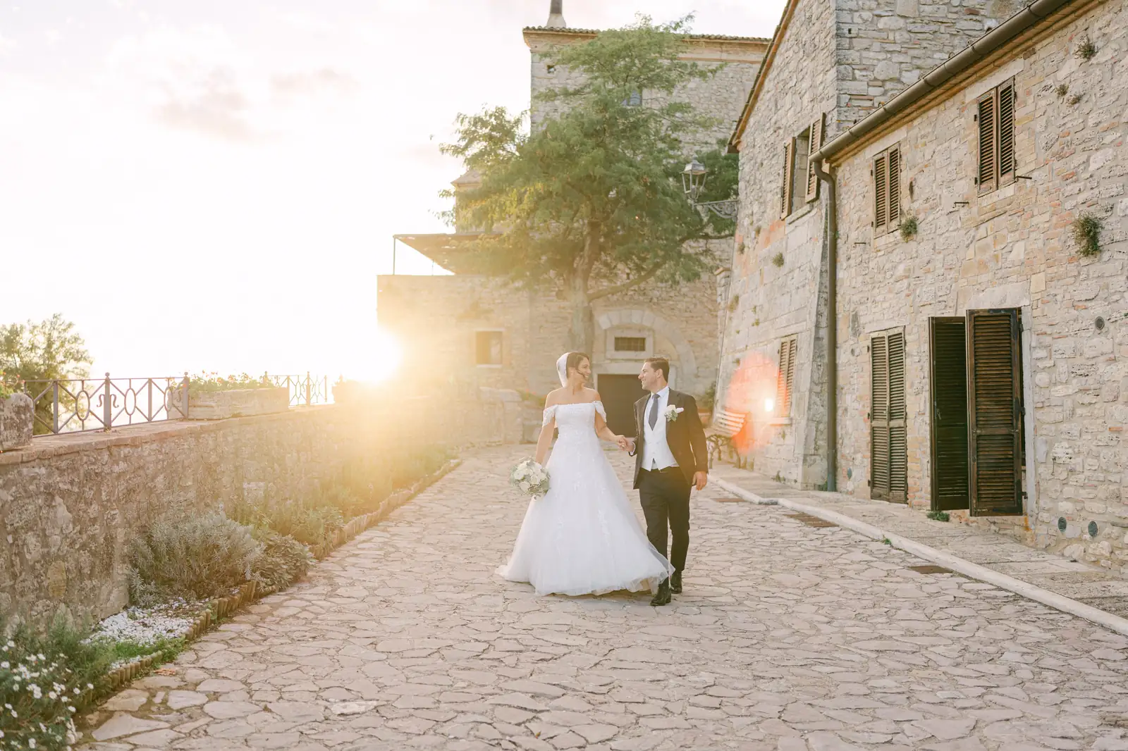 Gli sposi in controluce nel borgo del Castello di Titignano