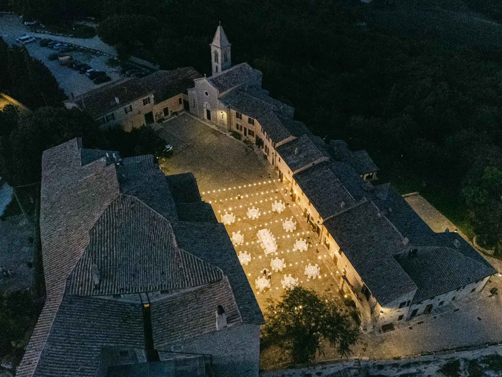 Veduta aerea del Castello di Titignano illuminato di notte