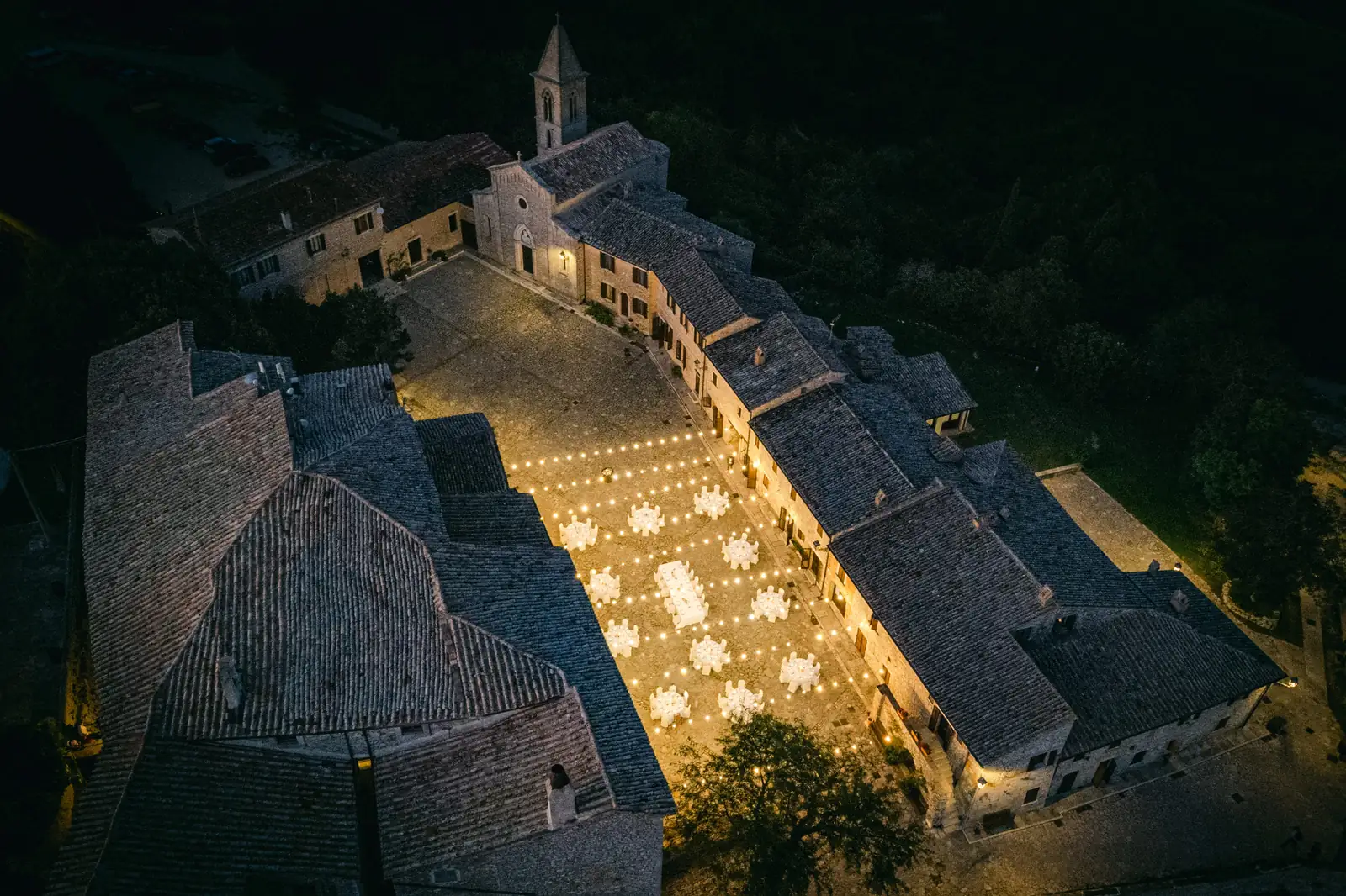 Veduta aerea del borgo illuminato per la festa serale