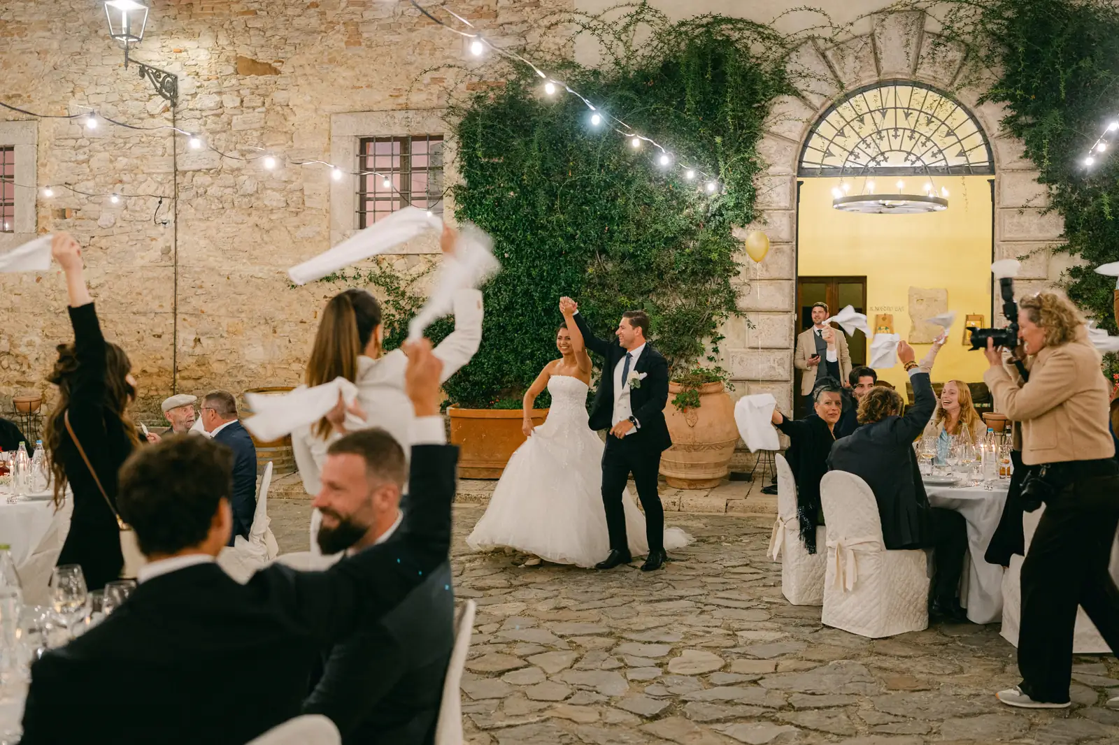 Il ricevimento all'aperto nella piazza del borgo, sotto le luci