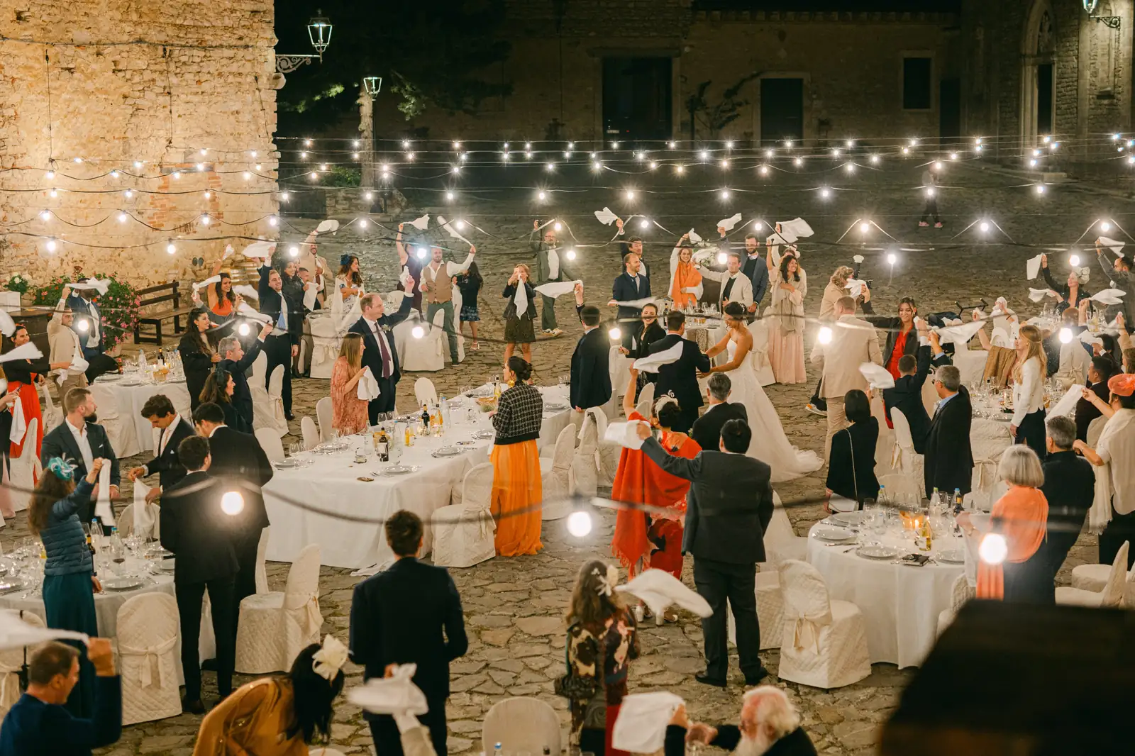 Le lunghe tavolate all'aperto al Castello di Titignano