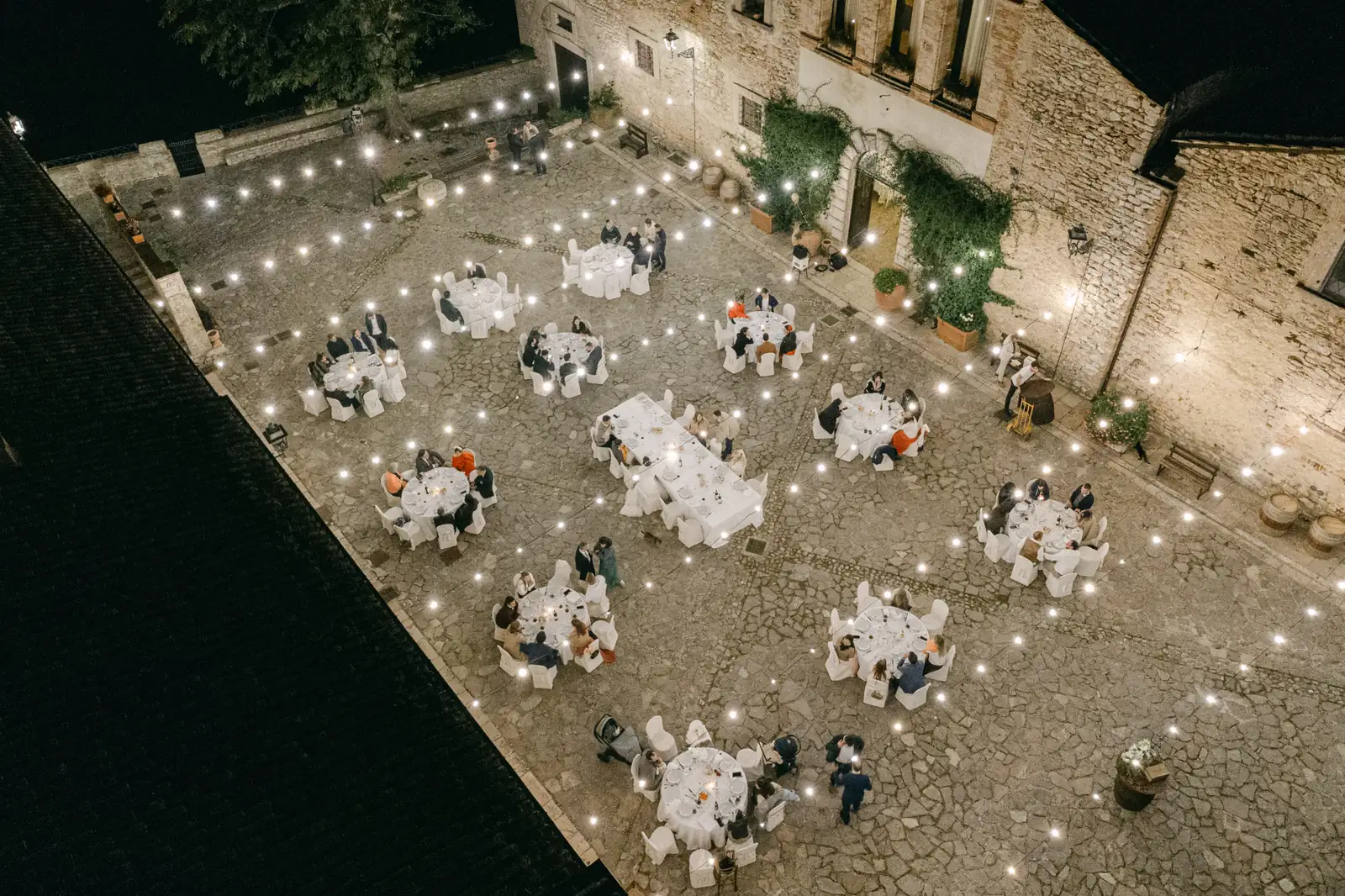 Veduta aerea della cena allestita nella piazza del borgo