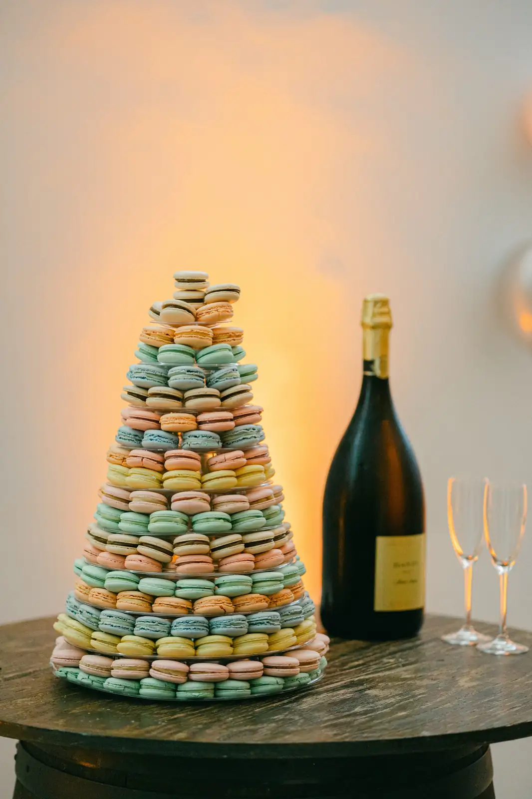 La torta a piramide di macaron con lo spumante