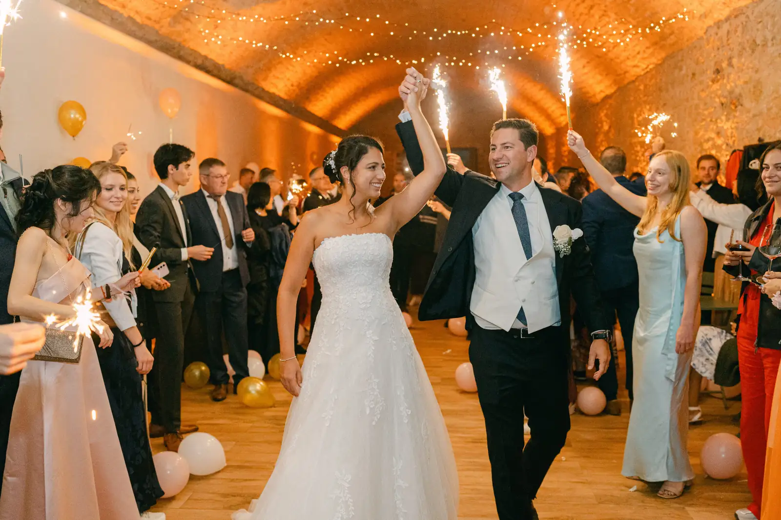 Balli con le stelline nella sala voltata in pietra