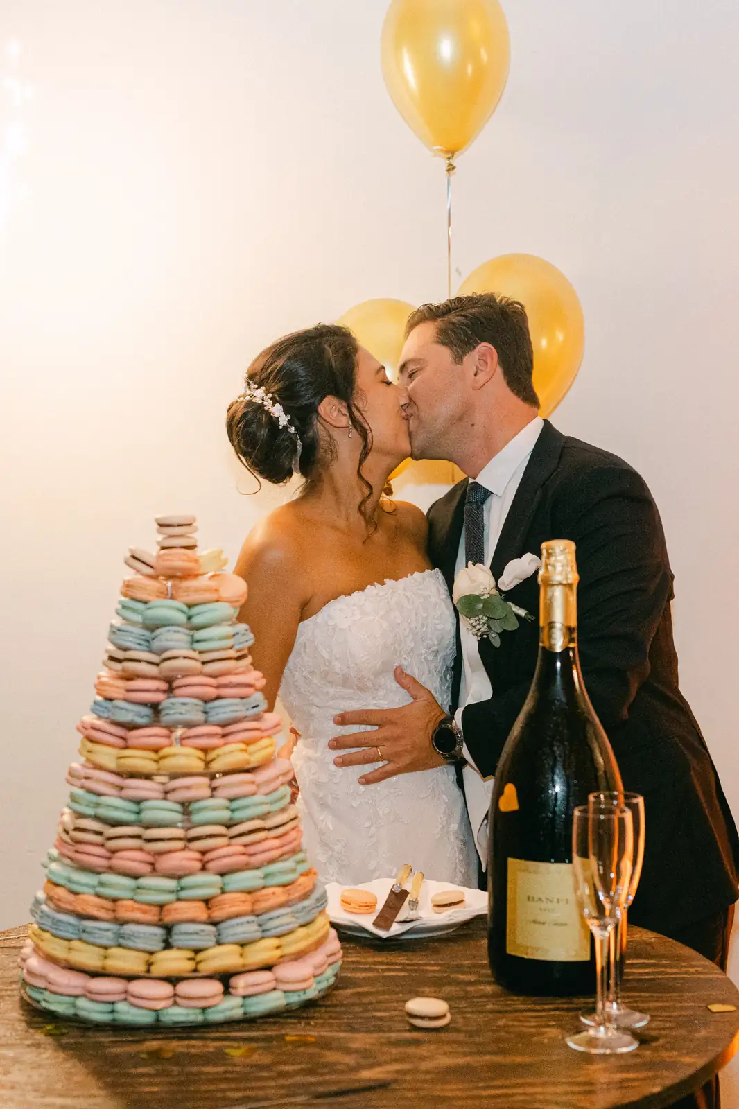 Il bacio degli sposi al taglio della torta, tra i palloncini