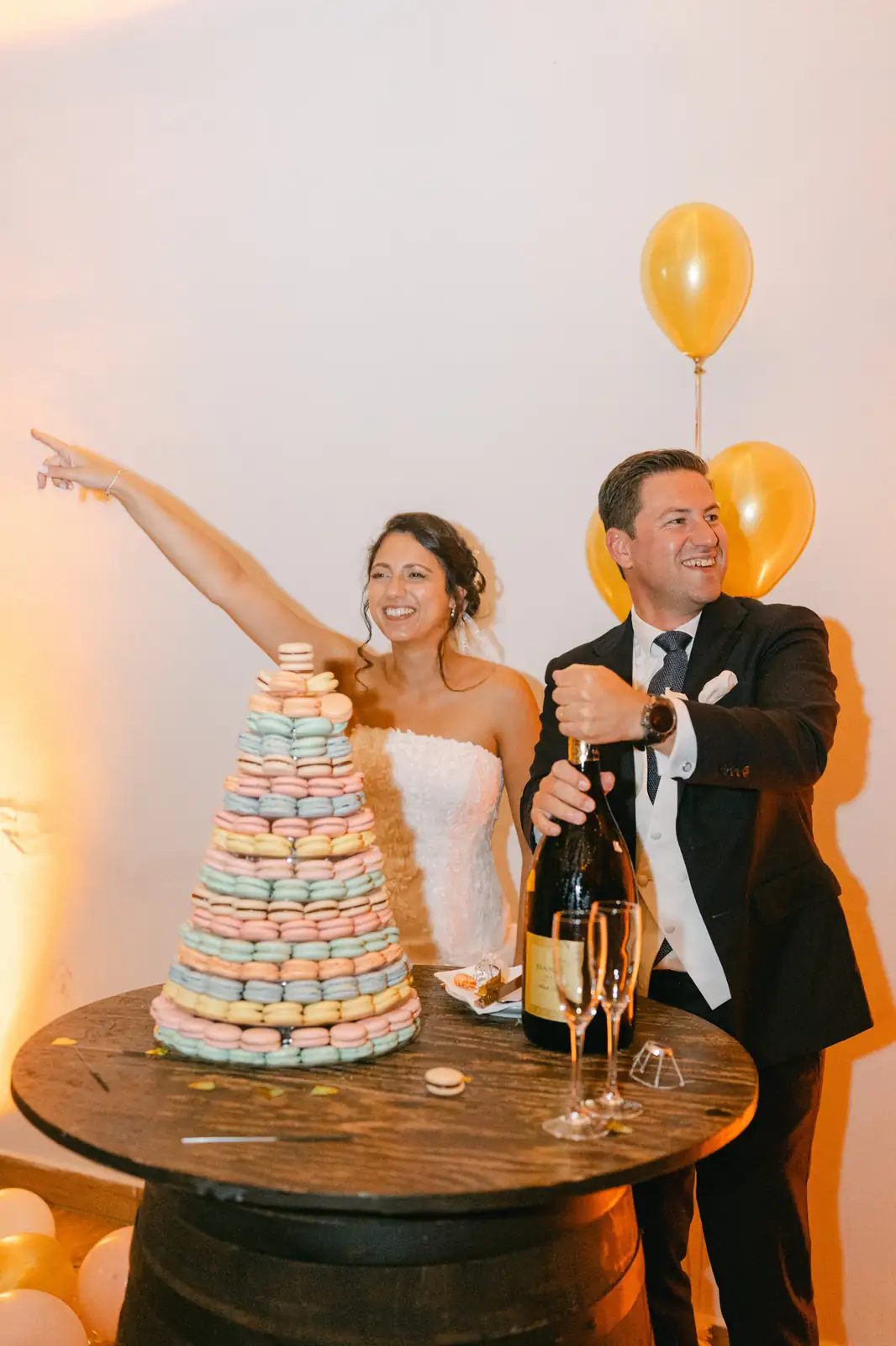 Il taglio della torta di macaron con i palloncini