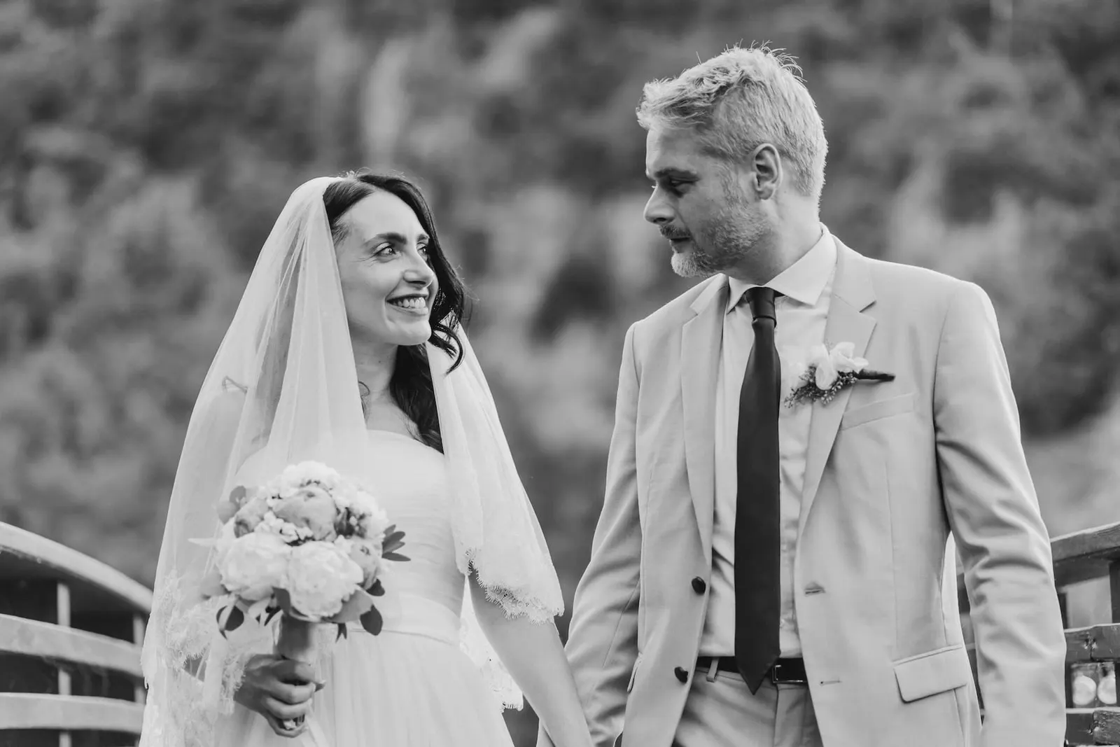 Couple portrait abbazia san pietro valle gardens